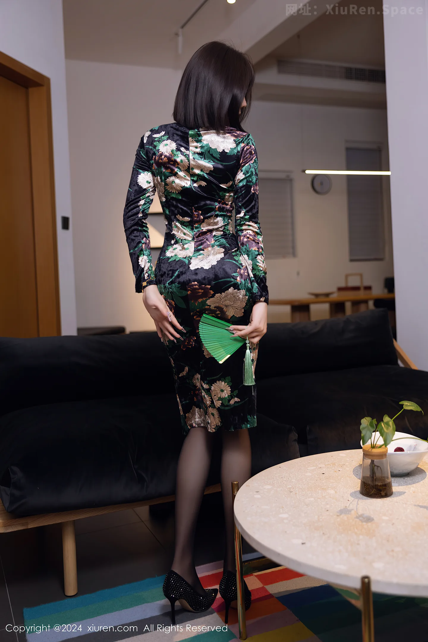 图片[4]-[XiuRen秀人网]VOL.8876 女神徐莉芝Booty性感深色图案旗袍配超薄黑丝秀曼妙身姿诱惑写真88P-秀人网官方网站